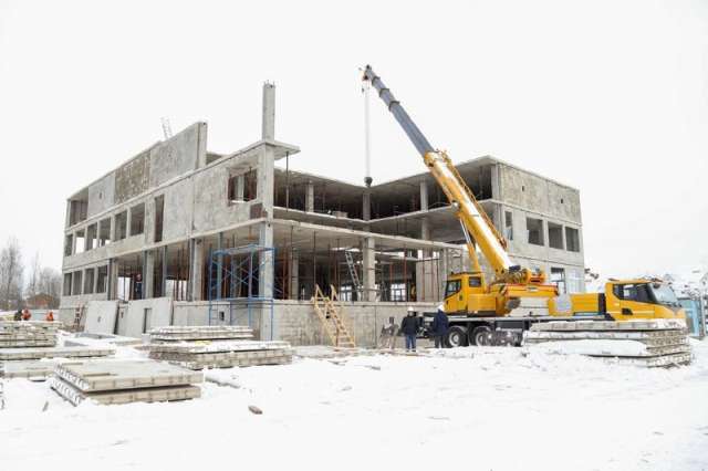 Строительство детского сада в Волховце началось в июле 2020 года, сейчас завершается монтаж каркаса здания.