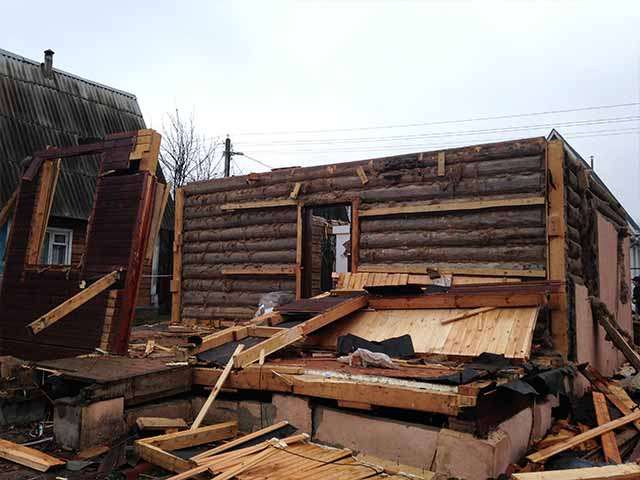 По версии следствия, замглавы Крестецкого района организовал работы по самовольному сносу жилых домов в деревне Долгий Мост.
