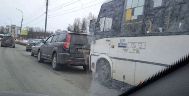 Авария на улице Нехинская с участием четырёх транспортных средств серьёзно затруднила движение автомобилей.