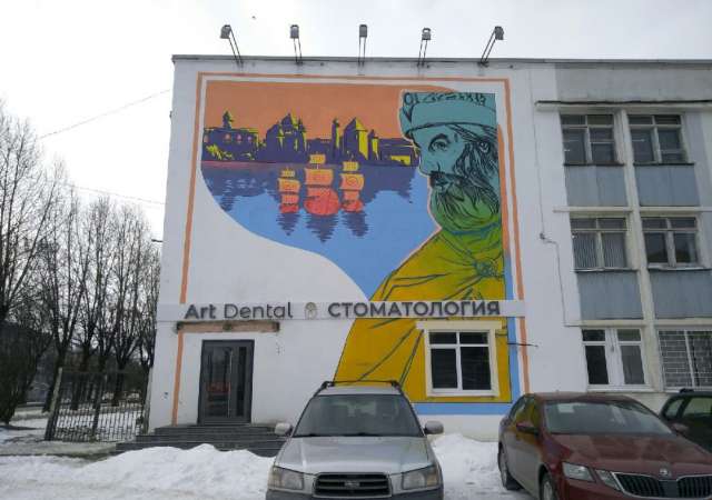 В отделе архитектурно-художественного облика городской среды комитета архитектуры и градостроительства Великого Новгород «НВ» пояснили, что к ним заявления о согласовании вывесок в этой части здания не поступало