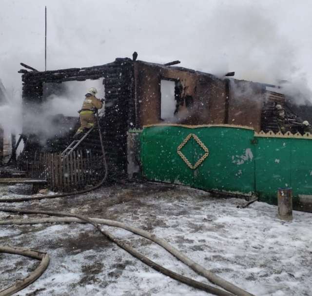 В результате пожара дом и хозяйственная постройка уничтожены полностью