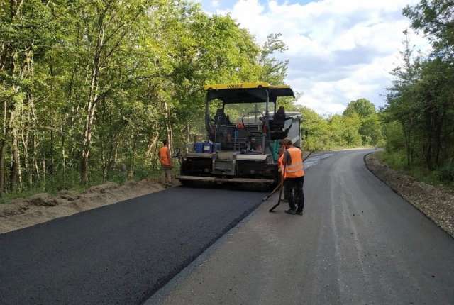 Основной акцент будет сделан на ремонте дороги Молвотицы – Мамоновщина, по которой проходят школьные маршруты.