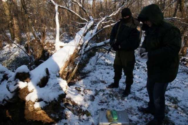 Полицейские обнаружили в лесу полимерный свёрток с синтетическими наркотиками, содержащими мефедрон