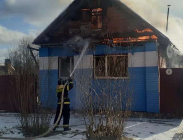 Сегодня утром в Боровичах в частном доме по улице Молодой Гвардии произошёл пожар.
