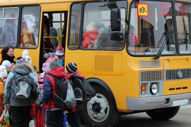 В муниципалитетах региона ежедневно в рейсы выходят 172 водителя школьных автобусов. Прежде их зарплата составляла чуть более 15 тысяч рублей. С 1 марта 2021 года она будет повышена на 30% и составит 22055 рублей.