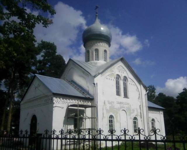 Рядом с парком Архиерейская мыза находится церковь Никиты Новгородского (XIX век).