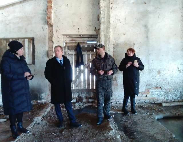 В Ивановском сельском поселении Старорусского района Евгений Сизов (второй справа) решил отремонтировать и переоборудовать под свои нужды сооружения бывшего животноводческого комплекса.