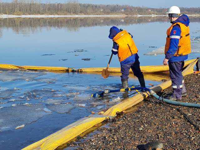 Протяжённость разлива нефтепродуктов составила ориентировочно 20 км. Сегодня, 27 марта, работы по сбору нефтепродуктов на реке завершены.