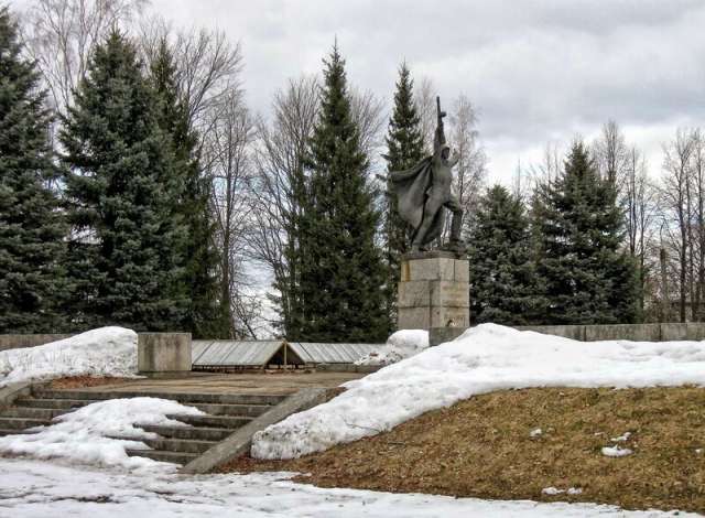 На братском кладбище в Холме похоронены 5927 воинов Красной Армии.