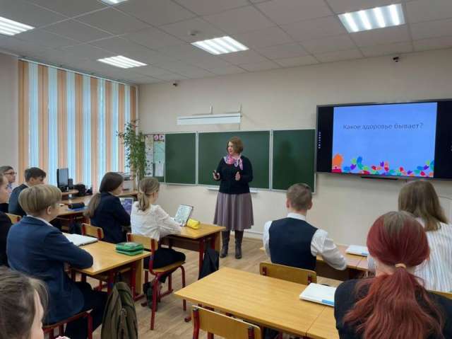 Министр здравоохранения области Резеда Ломовцева провела урок здоровья для учеников средней школы №13 Великого Новгорода.