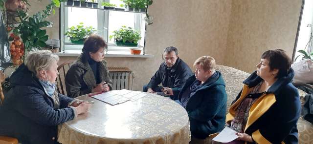 Юрист мобильного центра ЕР Марина Трофименко встретилась с жителями пострадавших от пожара квартир