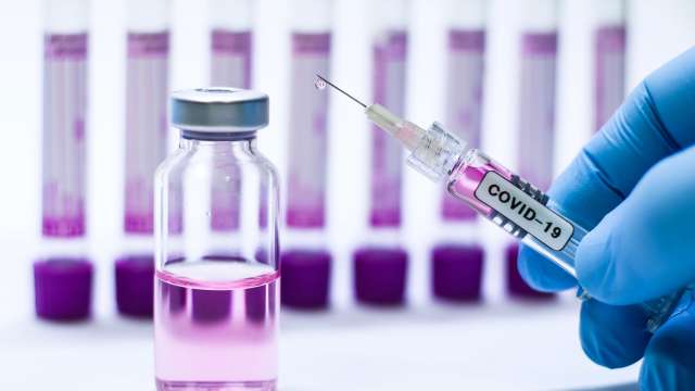 На данный момент в России зарегистрировано три вакцины от коронавируса