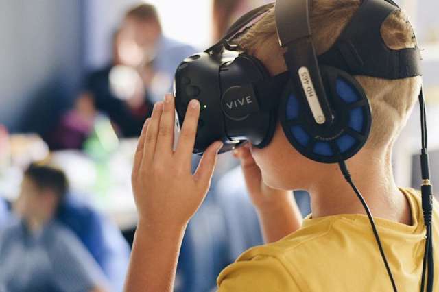 Школьники, надев очки виртуальной реальности, смогут «встретиться» с носителем языка и поговорить с ним «вживую».