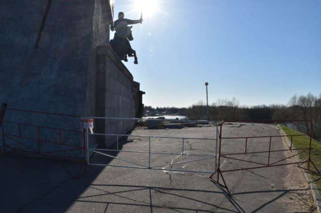 Прокуратура Новгородской области организовала проверку по факту обрушения облицовки монумента Победы.