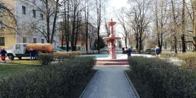 Сотрудники «Новгородского водоканала» приступили к косметическому ремонту фонтанов.