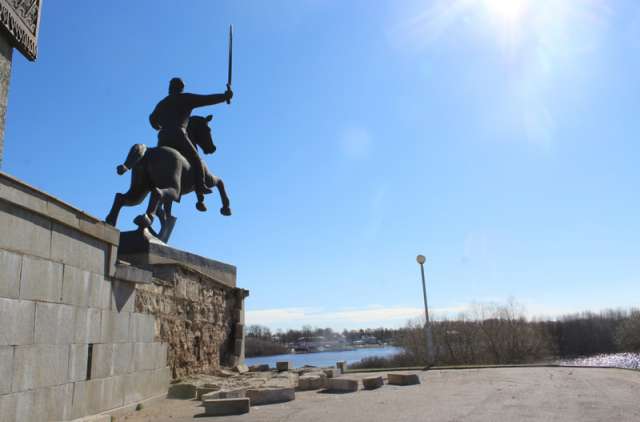 Специалисты проводят детальное обследование монумента Победы в Великом Новгороде