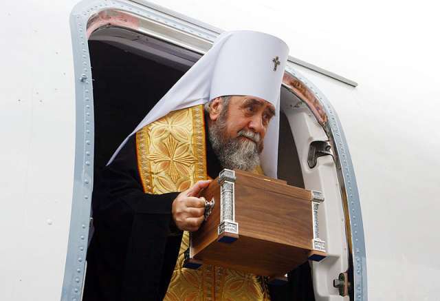 В сентябре 2007 года в Храм Христа Спасителя был доставлен ковчег с частью мощей князя Александра Невского.