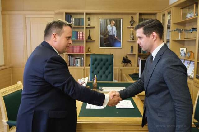 Андрей Никитин вручил Ивану Чекмарёву удостоверение и знак члена правительства региона.