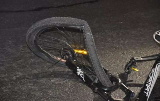 В Великом Новгороде водитель легковушки сбил велосипедиста