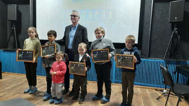 Юным актёрам были вручены копии дипломов за «Лучшую детскую актёрскую игру» VIII международного кинофестиваля «Защитники Отечества» – самой первой награды за этот фильм.