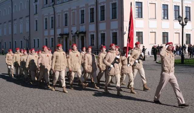 В Новгородском кремле прошёл парад Победы