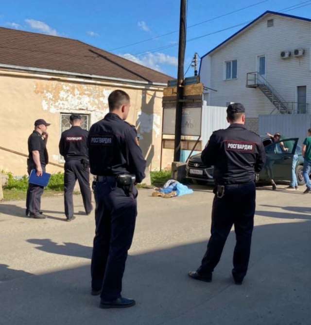 В Западном микрорайоне Великого Новгорода обнаружено тело мужчины с ножевым ранением