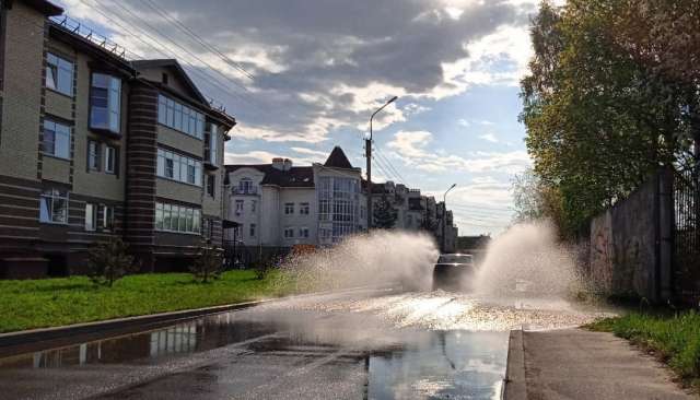 В Великом Новгороде на улице Связи засорилась ливневая канализация