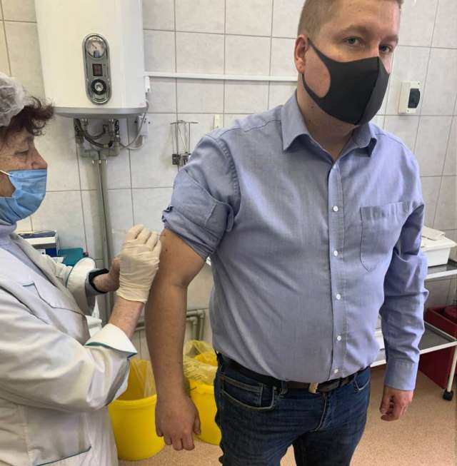 По данным на 20 мая, 60 799 жителей Новгородской области сделали первую прививку от коронавируса. 47 454 человека привились двукратно.
