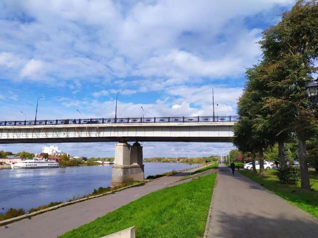 В Великом Новгороде идут поиски человека, упавшего с моста в Волхов
