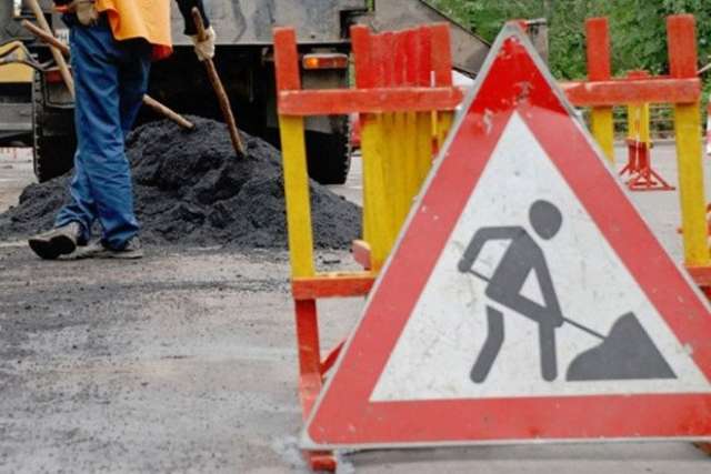 В Новгородской области подрядчиков будут штрафовать за не восстановленный после ремонта асфальт