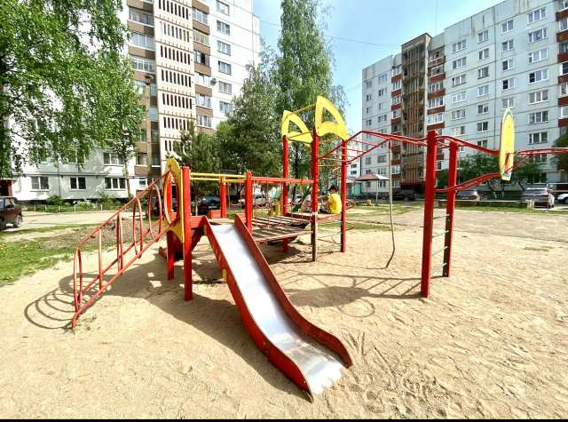 Жильцы дома №13, корпус 3 на улице Коровникова обратились к Анатолию Федотова с просьбой помочь в ремонте детского игрового комплекса.