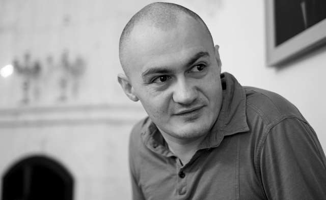 Известный новгородцам режиссёр Искандер Сакаев в 2013 году уже ставил в городе спектакль «Н.Ф.Б.»