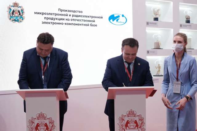 Свои подписи под соглашением о сотрудничестве  поставили генеральный директор научно-технологического центра Андрей Адамов и губернатор Андрей Никитин