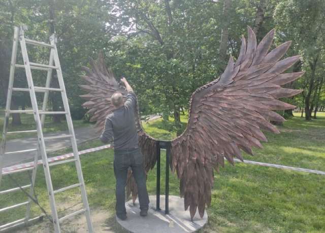 Арт-объект «Крылья» в новгородском парке 30-летия Октября очистили от белой краски