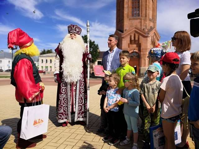 Дед Мороз прибыл с важной миссией – пригласить рушан на XI Русские ганзейские дни, которые будут проходить в Великом Устюге с 23 по 25 июля.