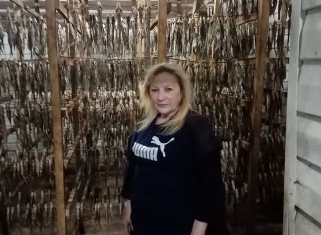 Валентина Шитико в цехе вялки рыбы.