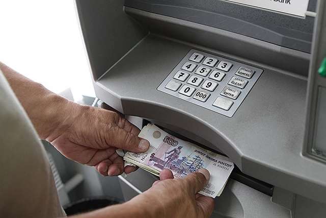 Согласно инструкциям неизвестного телефонного собеседника пенсионер получил в банке кредит на сумму 60 тысяч рублей
