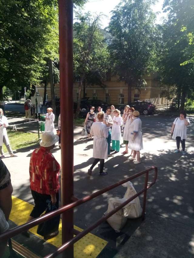 В группе «ЧП 53 Великий Новгород.Новости» новгородцы сообщают об эвакуации пациентов и сотрудников из взрослой поликлиники № 1.