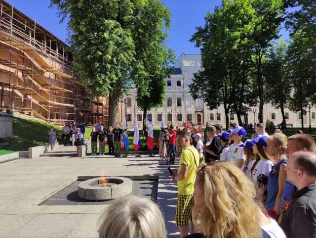 Накануне Дня памяти и скорби в новгородском кремле провели профилактические работы в горелке сооружения мемориала «Вечный огонь».