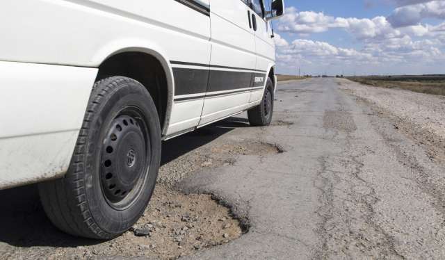 Суд обязал подрядчика выполнить за свой счёт гарантийный ремонт дороги в Старорусском районе