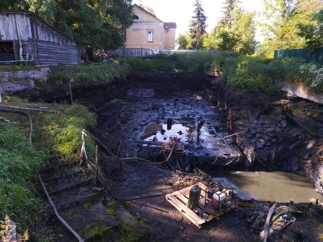 16 июня археологи окончили откачку воды с территории Пятницкого раскопа в Старой Руссе