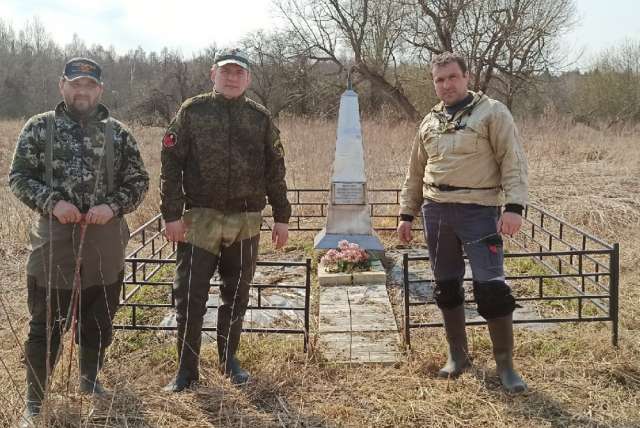 Александр Алтухов (в центре) на месте уничтоженной гитлеровцами деревни Папоротно (Поддорский район), где есть памятник жителям этой деревни, зверски замученным фашистами.