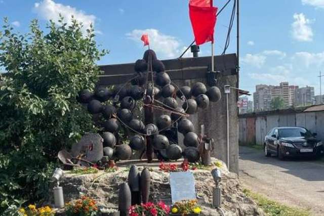 Мемориал сделан из подлинных предметов военного времени, которые нашли бойцы поискового отряда «Смерш» во время раскопок в Новгородской области.