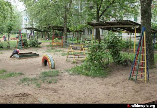 Воспитатели детского сада №52 «Детство» на улице Попова попросили родителей срочно забрать детей.
