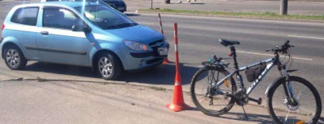 В Великом Новгороде женщина на иномарке сбила велосипедиста