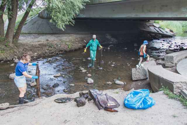 Проект «ЧистаяВеряжа» был инициирован горожанами и предполагает постепенную очистку русла городской реки от строительного и бытового мусора. 