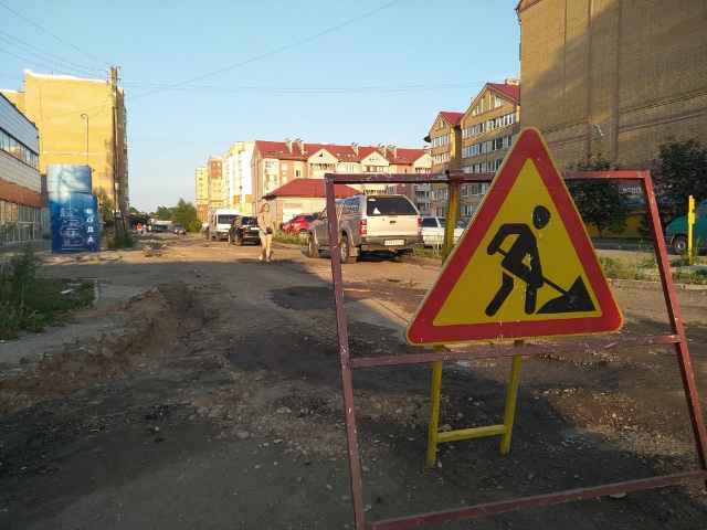 Рабочие уже установили временные знаки дорожного движения, начался демонтаж бордюров.