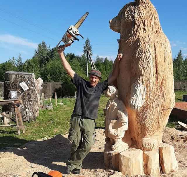 Сейчас во дворе дома у Юрия Игнатьева в Латовце стоит ещё не законченная монументальная фигура медведя.