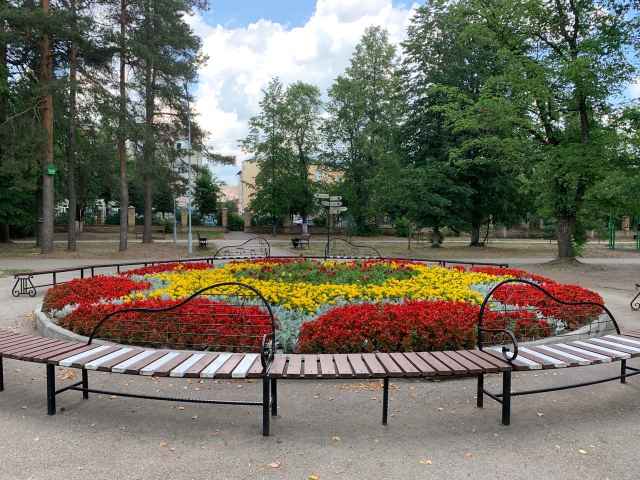 Центральная часть города и парковая зона радует глаз местных жителей и гостей яркими цветами.