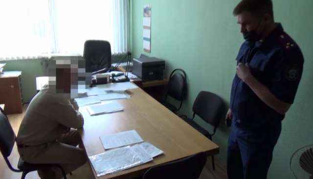 По версии следствия, обвиняемый потребовал от предпринимателя за оказанное содействие взятку в размере 24 тысяч рублей.